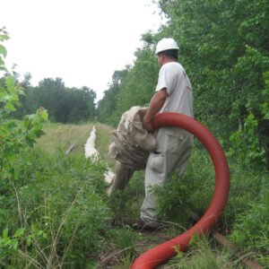 someone installing filtermitt