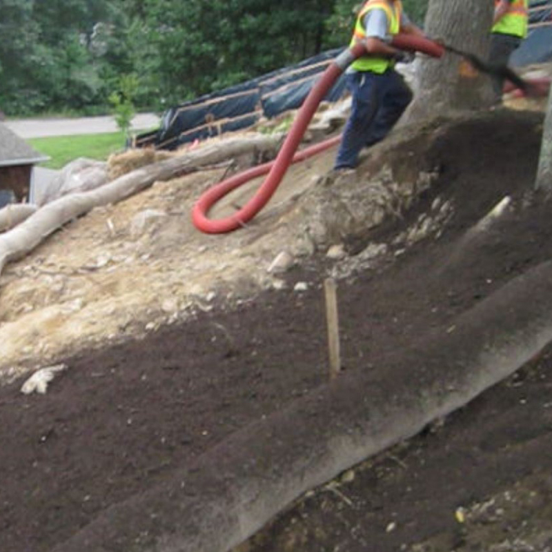 someone spraying mulch